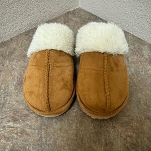 Cozy Tan Women’s Slippers Size 8